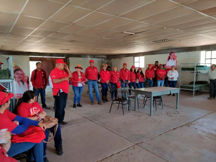 Reciben ejidatarios de la Arizona a Leticia Calderón