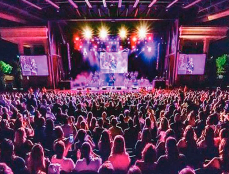 Todos los asientos y superficies se desinfectarán antes de cada espectáculo y se instalarán estaciones de desinfectante de manos en todo el lugar.