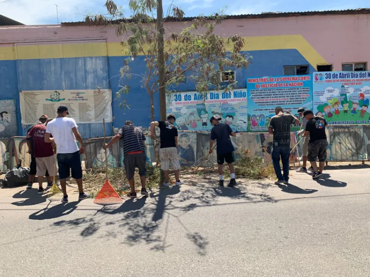 Realizan jóvenes limpieza en predio de Guardería ABC