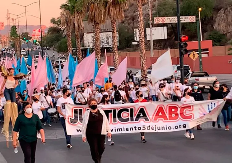 Claman justicia padres de familia