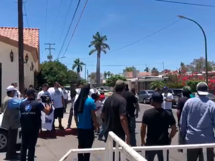 Llegan simpatizantes a los golpes