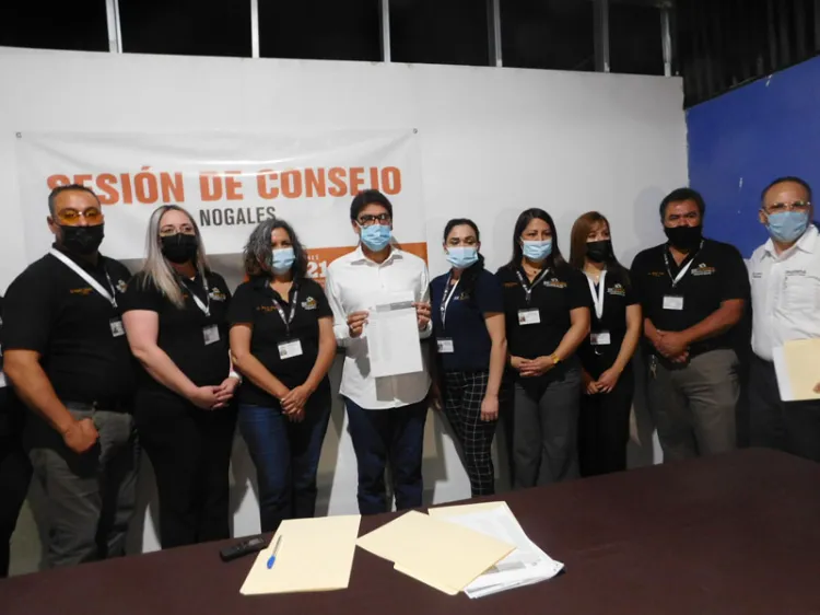 Recibe Gim constancia