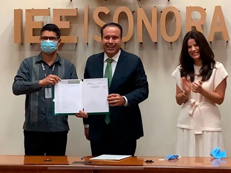 Recibe Toño Astiazarán constancia de mayoría