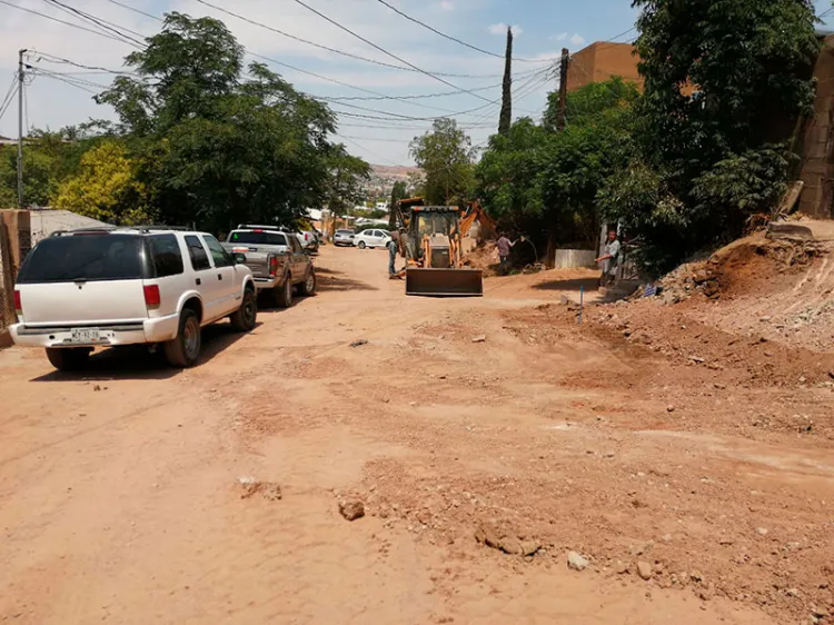 Dan banderazo a obra de pavimentación