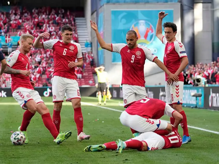 Eriksen sale del hospital; visita a su selección.