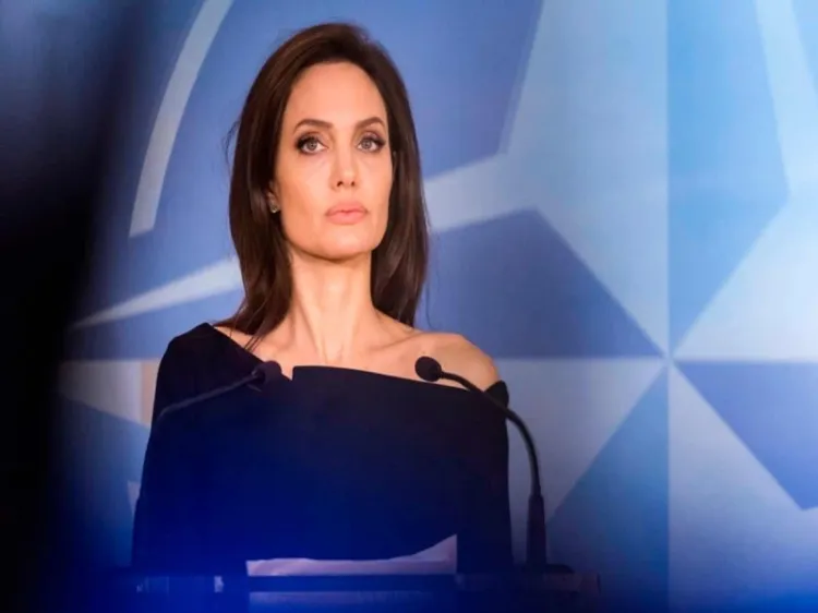 Angelina Jolie visita campo de refugiados en Burkina Faso