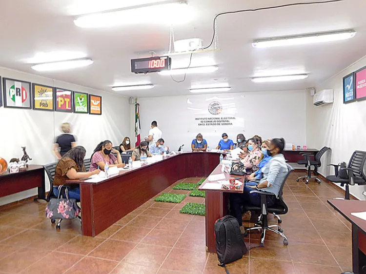 Reciben reconocimiento funcionarios de casillas