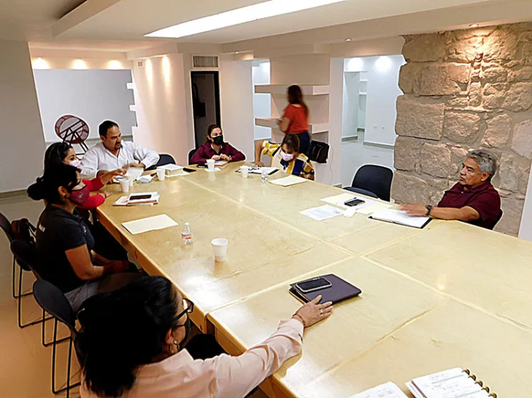 Aseguran recuros a becario del municipio