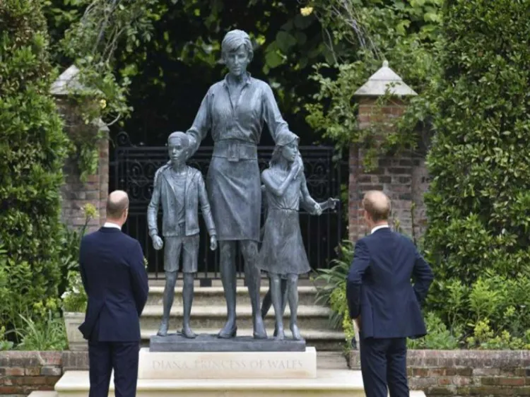 Guillermo y Harry develan estatua de la princesa Diana