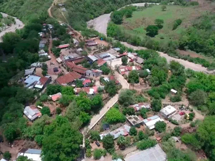 Presa colapsa y derrama desechos mineros almacenados en río en Sinaloa
