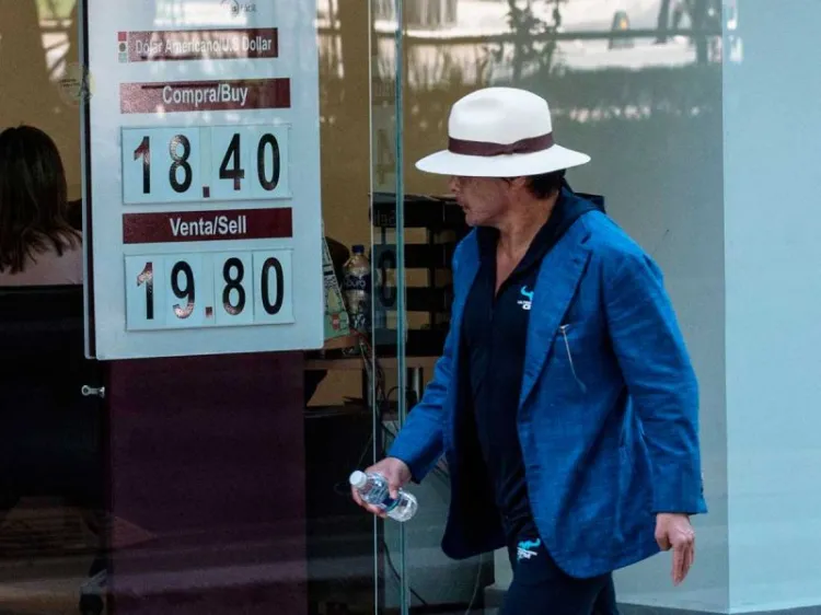 Pierde el peso, pero aún se cotiza por debajo de los $20 por dólar