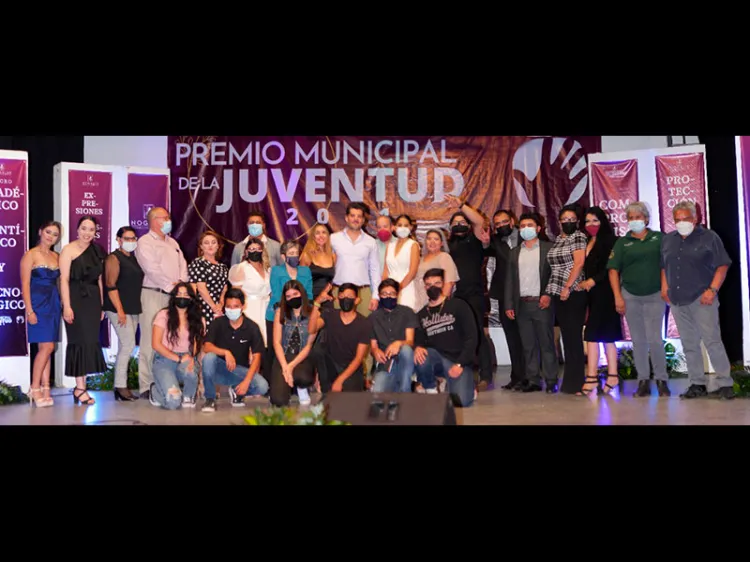 Entregan Premio Municipal de la Juventud