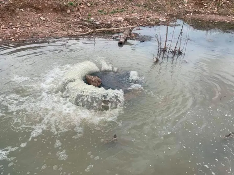 Genera fuga de aguas negras, basura en pozo