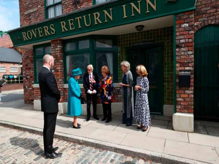 Reina Isabel II visita el set de 'Coronation Street'