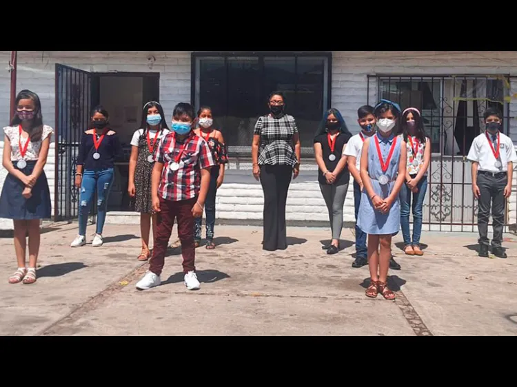 Reconocen esfuerzo de estudiantes