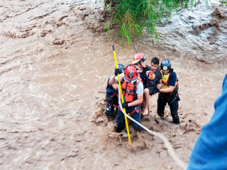 Rescatan a menor en arroyo