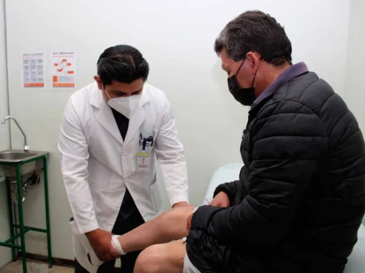 Implanta IMSS prótesis de titanio a paciente con hemofilia