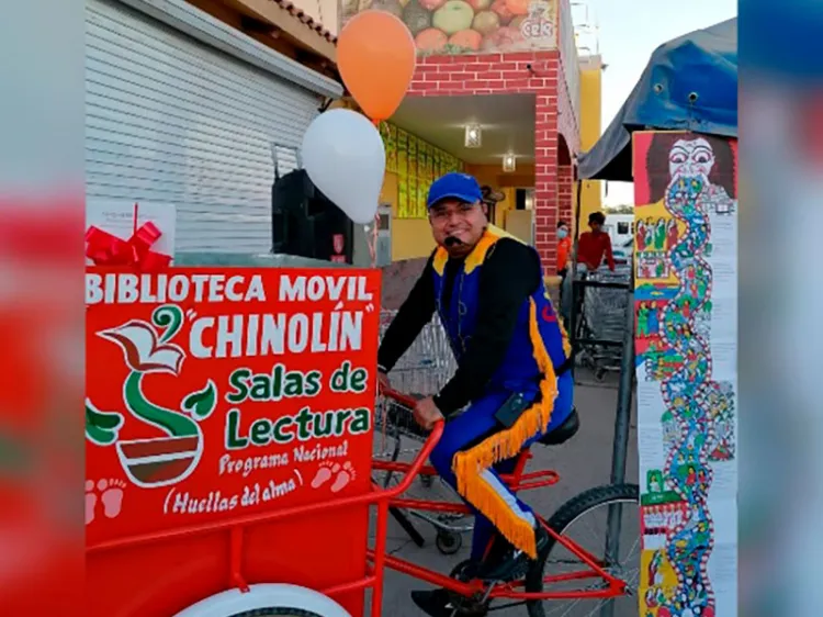Recorre docente calles en busca de nuevos lectores