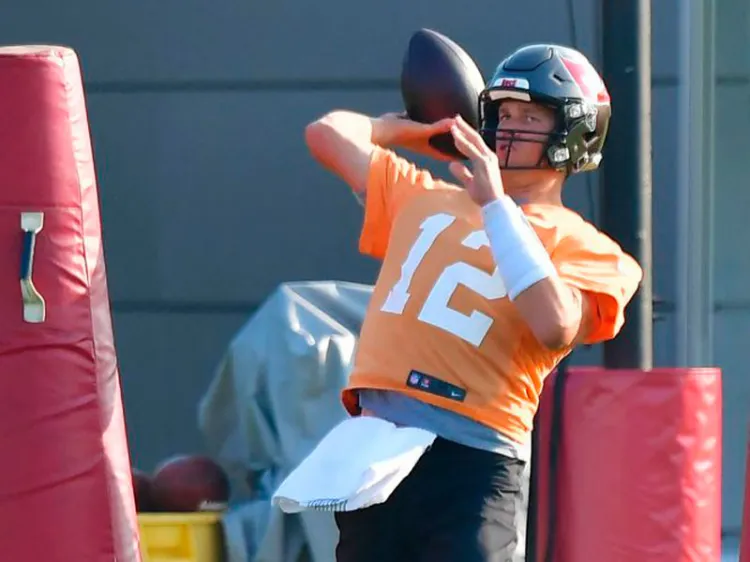 Tom Brady muestra su destreza antes de volver con Tampa Bay