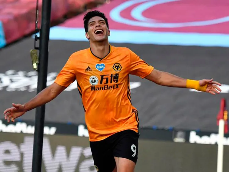 Raúl Jiménez se burla de sí mismo en redes sociales