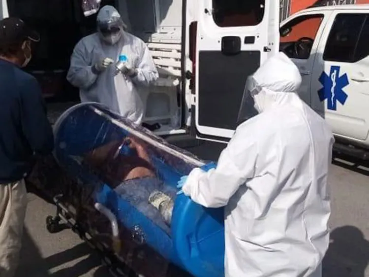 Personal médico trabaja jornadas de 12 horas para atender casos covid en Coahuila