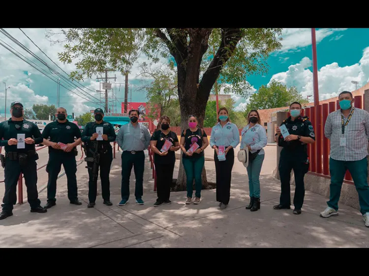 Reparten volantes para protección de mujeres