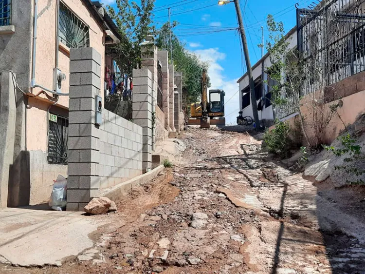 AVANZA LA PAVIMENTACIÓN EN LA COLONIA 5 DE MAYO