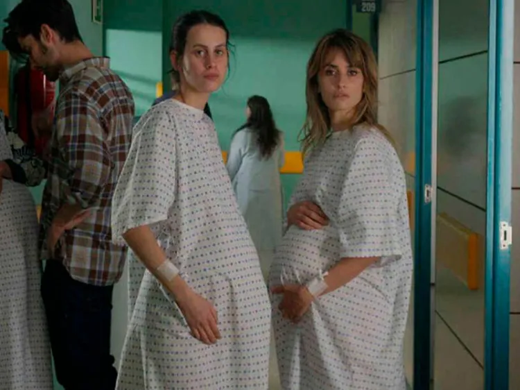 Cartel 'Madres Paralelas' es retirado de Instagram por mostrar pezón