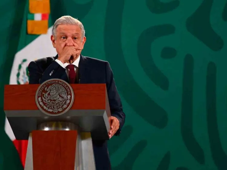 A finales de agosto López Obrador pública 'A mitad del camino'