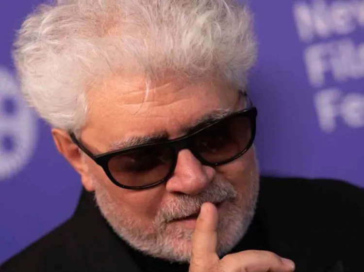 Almodóvar agradece el apoyo al cartel censurado en redes sociales