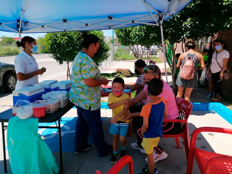Activa IMSS módulos para vacunación infantil