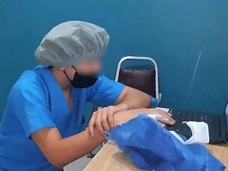 Estudia medicina joven Itama