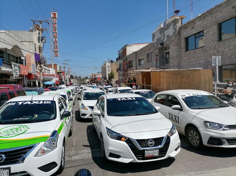 Analizan regularizar permisos para taxis