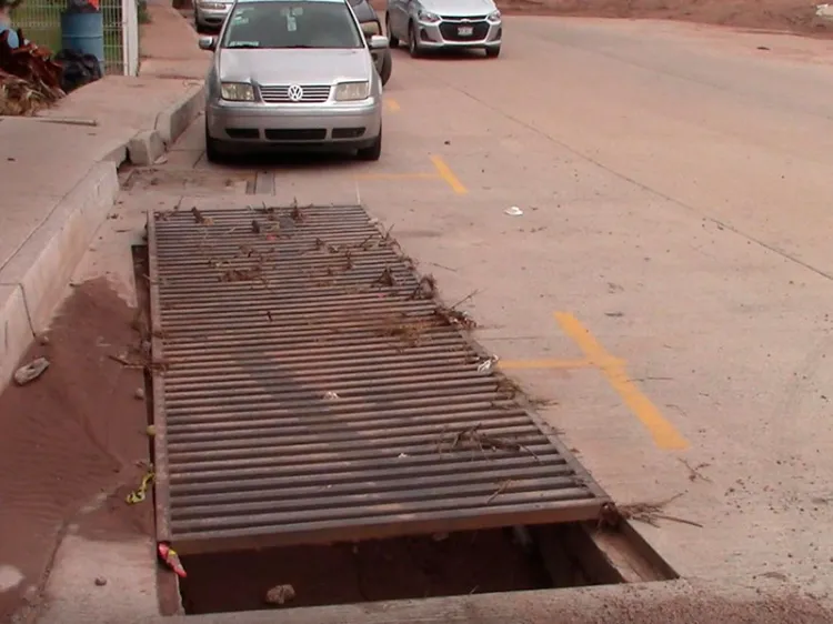 Peligrosa alcantarilla impide estacionamiento de vehículos