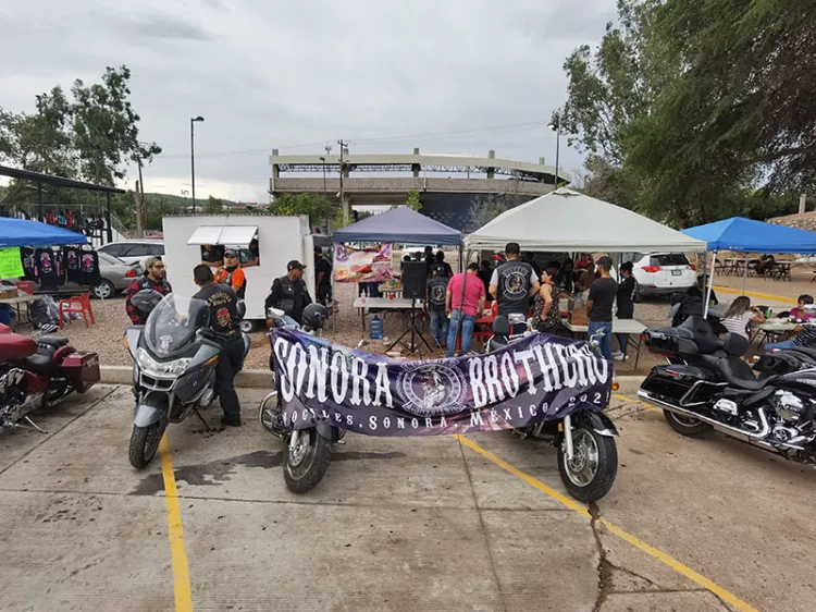 Tienen “bikers” exitosa venta altruista de hamburguesas