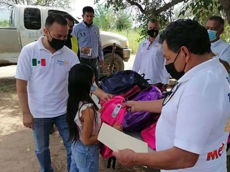 Regalan rotarios mochilas llenas con útiles escolares