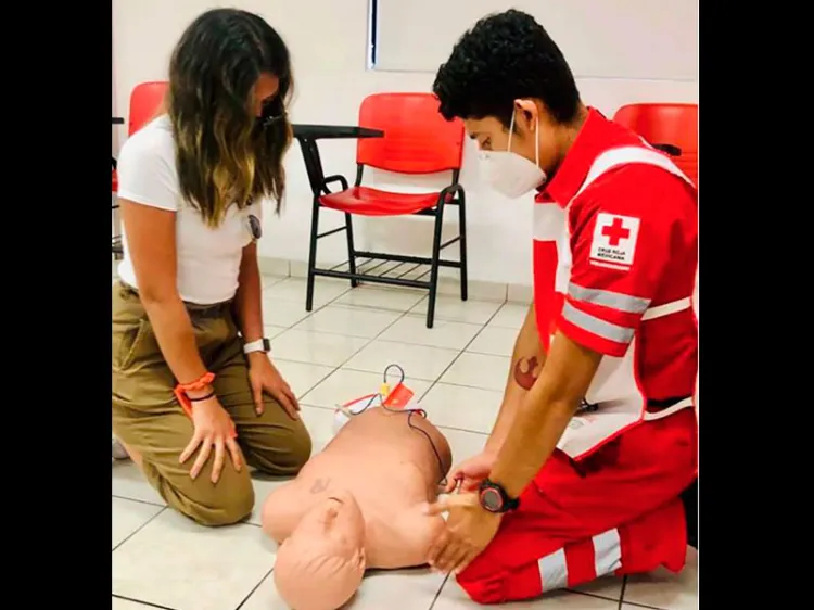 Capacitan en primeros auxilios a empleados de Bienestar Social
