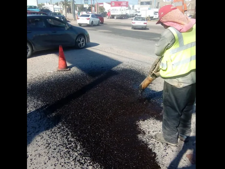 Dan mantenimiento a calles