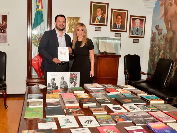 Recibe CPA colección de 141 títulos publicados por ISC