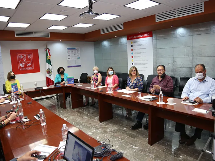 Presenta SEC libro con experiencias de docentes en asesoría y acompañamiento