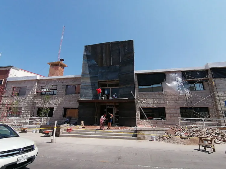 Trabajan en remodelación del edificio municipal