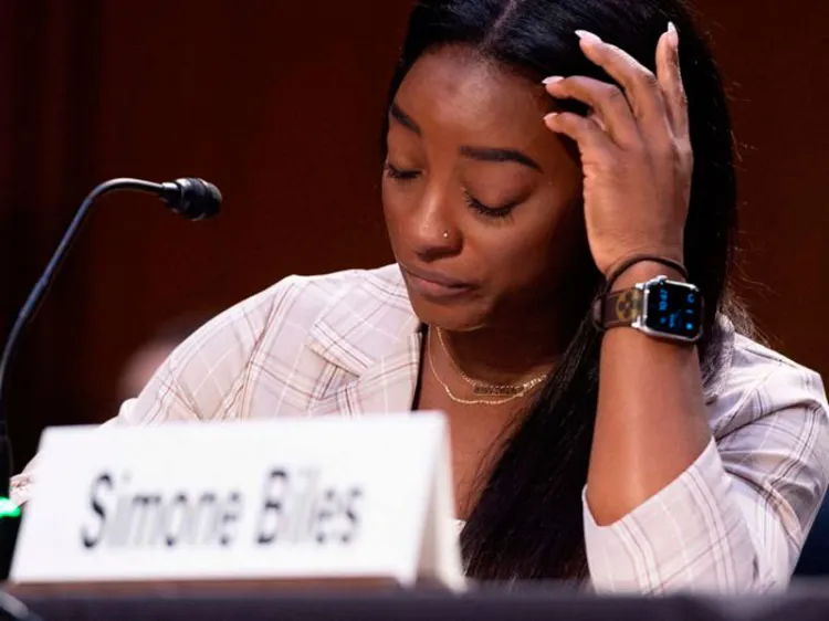Simone Biles critica al FBI por permitir abusos sexuales
