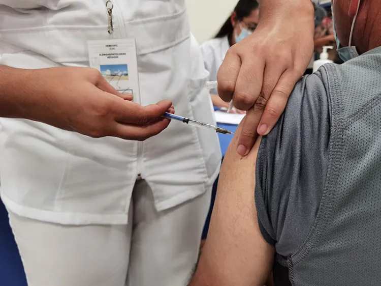 Recomiendan a rezagados a registrarse para vacuna