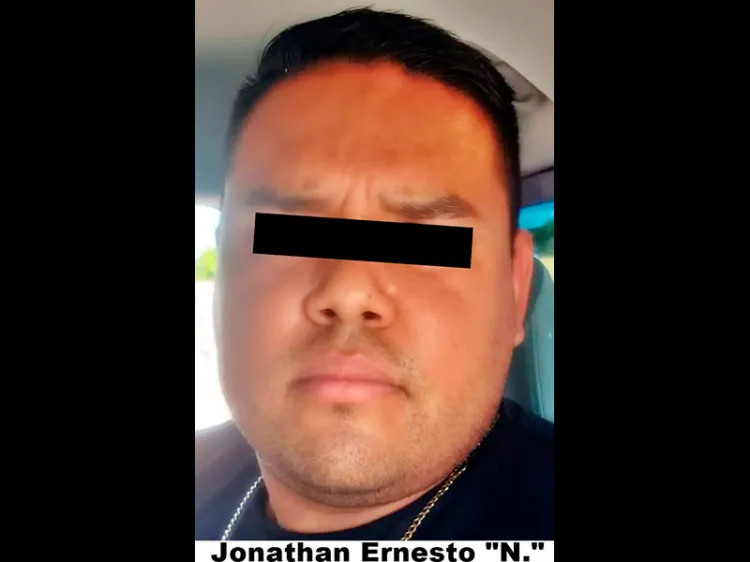 Acusan a policía de secuestro