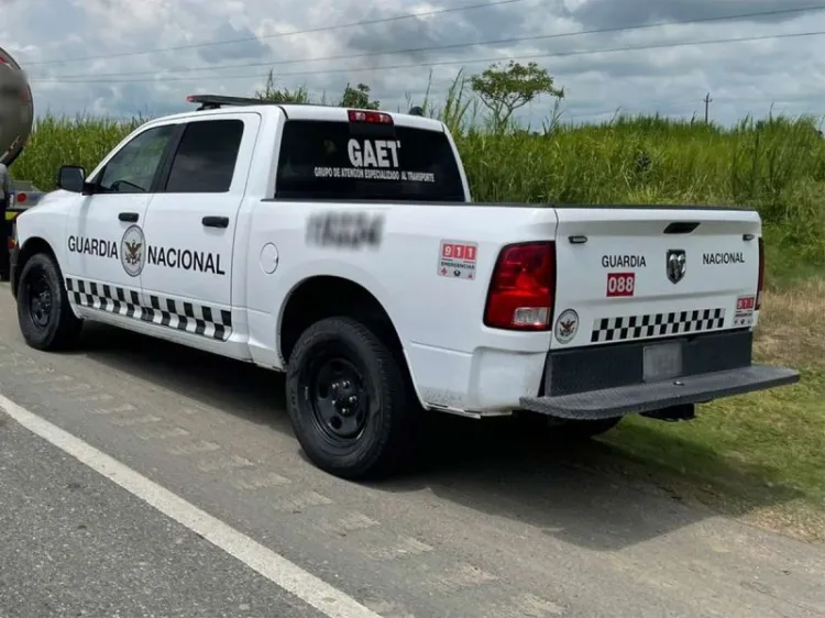 Pareja somete a secuestrador, le quitan su teléfono y escapan