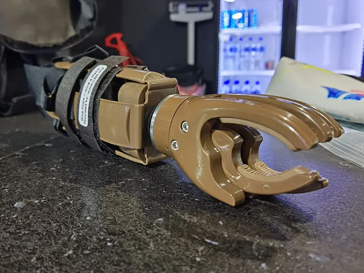 Donan motociclistas prótesis