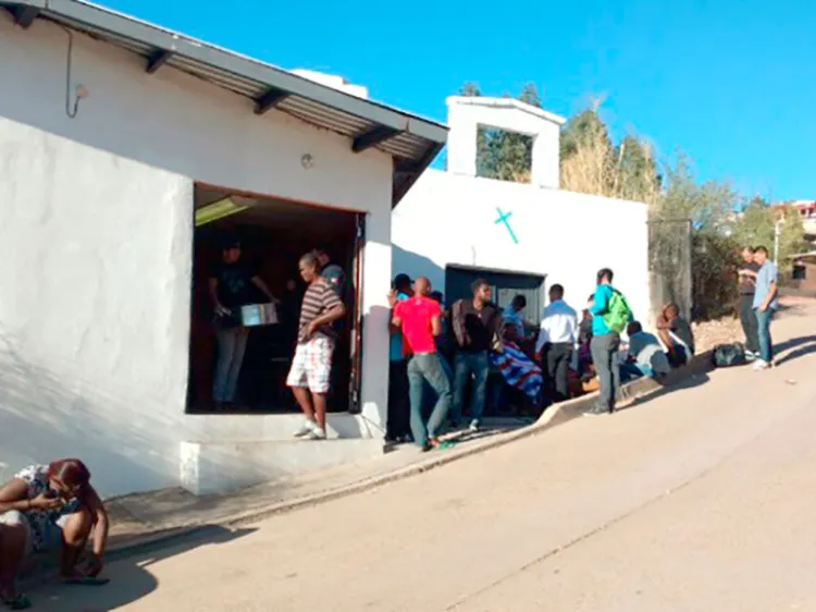 Abarrotan migrantes albergue