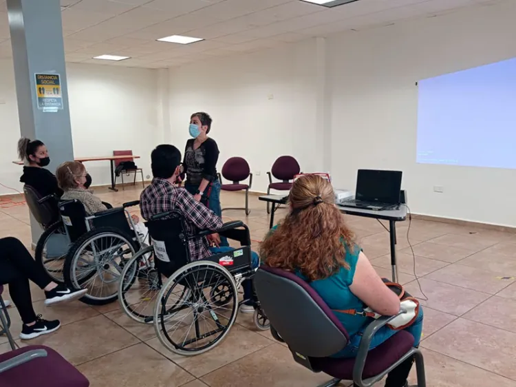 Imparte Diana Chávez plática sobre el duelo