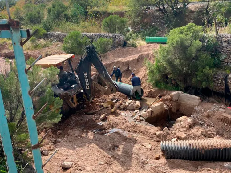 Dan mantenimiento al colector de aguas negras