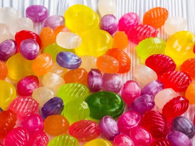 Abuelita quema a su hija y a su nieta por gastar dinero en dulces